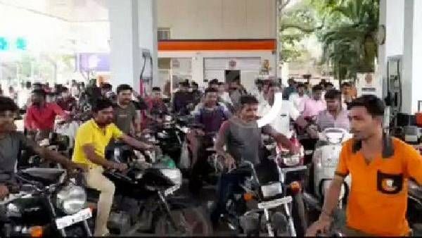 రూపాయికే లీటర్ పెట్రోల్.. 500 మందికే ఛాన్స్.. బారులుతీరిన జనం.. ఎక్కడంటే