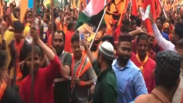 Riots: శ్రీరామనవమి ఊరేగింపు, మతఘర్షణలు, హత్య, తీవ్రగాయాలు, టియర్ గ్యాస్, ప్రధాని మోదీ ఇలాకాలో !