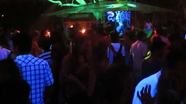 Weekend party: హోటల్ లో అర్దరాత్రి 24 మంది అమ్మాయిలు, 64 మంది ?, లిక్కర్, డ్రగ్స్ ? మ్యాటర్ !