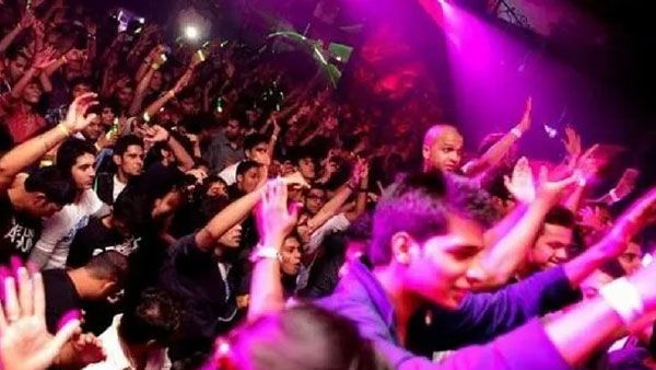 పలువురికి నోటీసులు - పబ్ లో డ్రగ్స్ పై సీరియస్ : పోలీసు అధికారులపై చర్యలు..!!