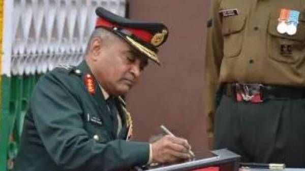 ఆర్మీ ఛీఫ్ గా జనరల్ మనోజ్ పాండే బాధ్యతలు-సాపర్స్ నుంచి సైన్యాధ్యక్షుడైన తొలి అధికారి