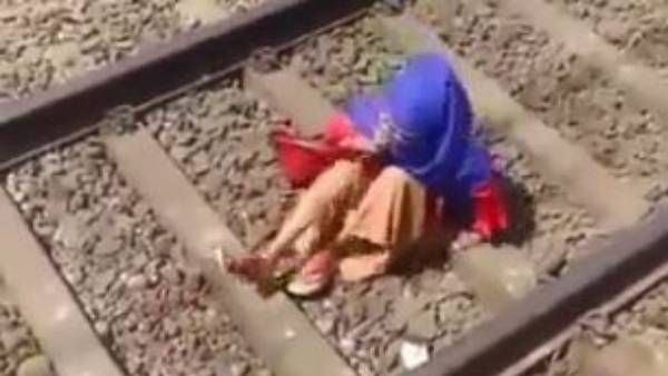 Viral Video:ఏందిదీ.. పట్టాల మధ్య యువతి, వెళ్లిన రైలు.. లేచి, ఫోన్ మాట్లాడుతూ.. లాగి కొట్టాలని