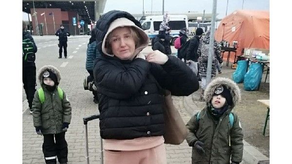 ఉక్రెయిన్ వార్ లో హృదయవిదారక దృశ్యాలు- చిన్నారి వీపుపై కుటుంబ వివరాలు రాసిన తల్లి