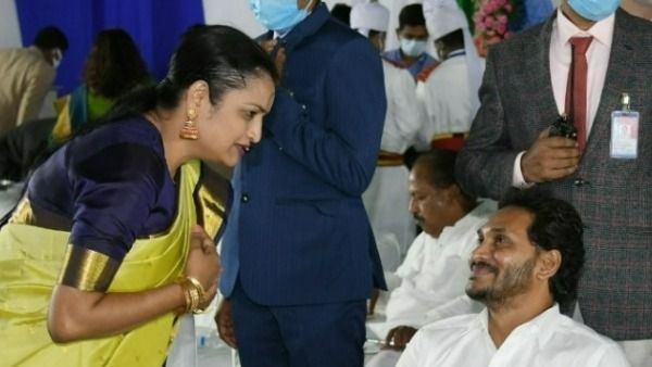 మంత్రిగా బాధ్యతలు స్వీకరించిన ఉష శ్రీ చరణ్.. సీఎం జగన్‌పై ప్రశంసలు