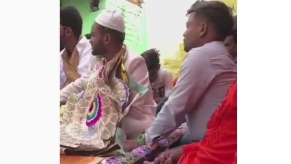 viral video:ఏందిరా ఇదీ.. వరుడి దండ నుంచి మనీ తీసిన దోస్త్.. వైరల్