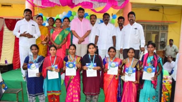 జగన్ ఆశలపై నీళ్లు జల్లుతున్న వాలంటీర్లు-రివార్డులకే స్పందన కరవు-ఎన్నికలకు పనికొస్తారా ?