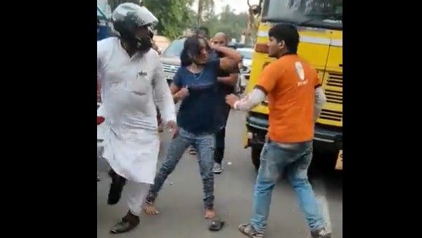 viral video:లవర్స్ కొట్లాట.. మధ్యలో దూరడంతో బూతుపురాణం..యువతిపై స్విగ్గీ డెలివరీ బాయ్ దాడి