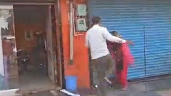 అంతా చూశారే కానీ: మహిళా లాయర్‌ను కాలుతో తన్నుతూ, కొడుతూ వ్యక్తి పైశాచికం(వీడియో)