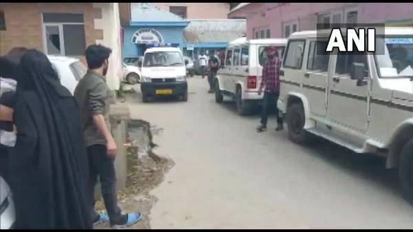 మరో ఘోరం: కాశ్మీర్ పండిట్‌ను ప్రభుత్వ కార్యాలయంలోనే కాల్చి చంపిన ఉగ్రవాదులు