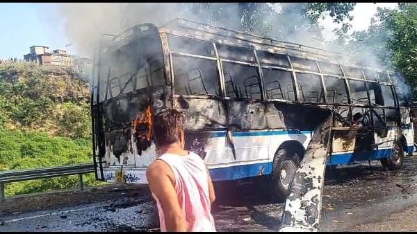 వైష్ణో దేవి ఆలయానికి వెళ్తున్న యాత్రికుల బస్సులో మంటలు: నలుగురు మృతి, 20 మందికి గాయాలు