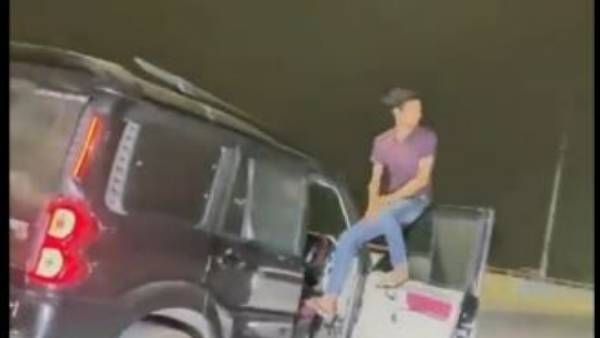 viral video:ఏందిరా అయ్యా..ఇదీ, నడిచే కారు మీద ఫీట్, వైరల్