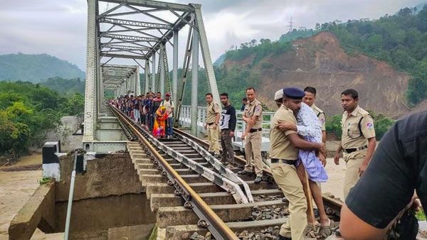 అస్సాంలో వరద బీభత్సం: వరదలో చిక్కుకున్న 119మంది రైలు ప్రయాణికులను రక్షించిన ఐఏఎఫ్