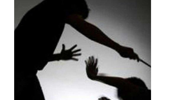 Wife: క్రికెట్ బ్యాట్ తో భర్తను చితకబాదిన భార్య, సీసీటీవీ క్లిప్పింగ్స్, భర్త రివర్స్ కేసు, బావతో భార్యకు లింక