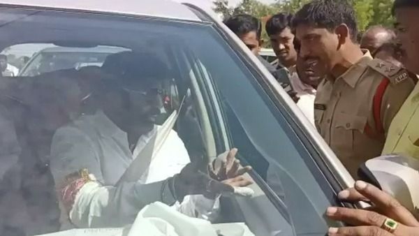 హిందూపురంలో బాలకృష్ణను అడ్డుకున్న పోలీసులు.. ఉద్రిక్తత; వైసీపీ దాడులపై వార్నింగ్ ఇచ్చిన బాలయ్య