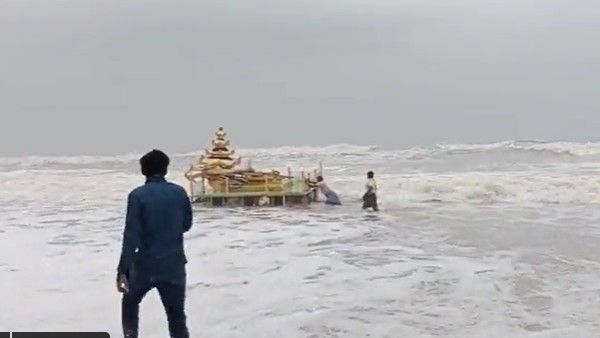 అసని తుఫాను ప్రభావం: సముద్రం ఒడ్డుకు కొట్టుకొచ్చిన బంగారు వర్ణ రథం; స్థానికంగా ఆసక్తి!!