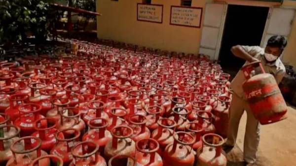 ఇళ్లకు వాడే గ్యాస్ సిలండర్ ధర రూ.50పెంపు- అన్ని నగరాల్లో వెయ్యి దాటేసిన వైనం