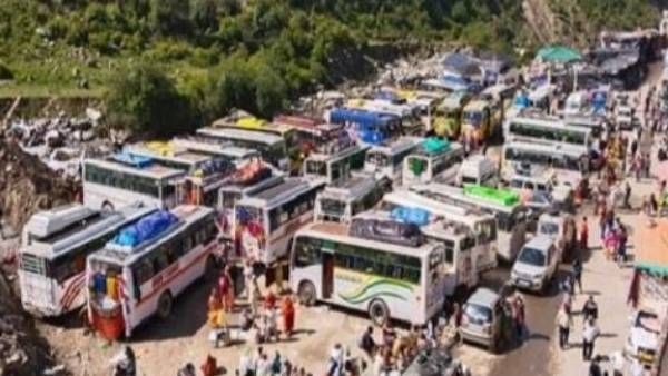 యమునోత్రి హైవేపై చిక్కుకున్న 10 వేల మంది జనం-రక్షణ గోడ కూలి రోడ్డు బ్లాక్ కావడంతో