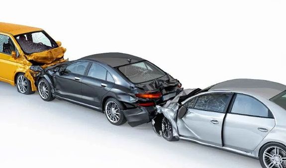 ఇదేమి విచిత్రం.. అంబులెన్స్‌కు దారి ఇచ్చే క్రమంలో ప్రమాదం.. ఎక్కడంటే..