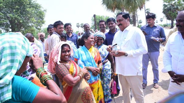 రైతులతో ఎర్రబెల్లి మాటామంతి.!కుశల ప్రశ్నలు.!సమస్యలు వెంటనే పరిష్కరించాలని అధికారులకు ఆదేశాలు.!