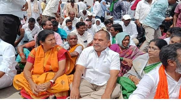 జాతీయ రహదారిపై రైతులధర్నా.. వరంగల్ హైదరాబాద్ హైవేపై ట్రాఫిక్ జామ్, డిమాండ్ ఇదే!!