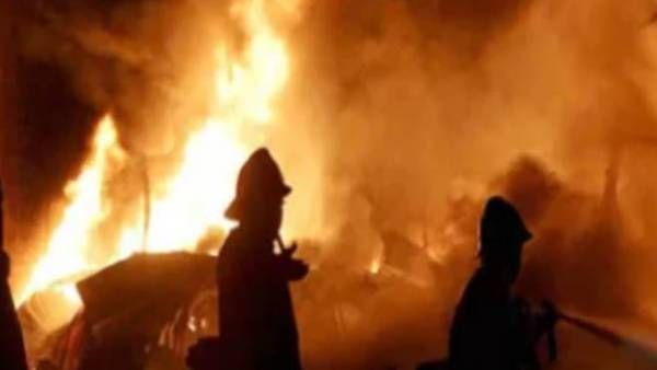 హైదరాబాద్ గ్రీన్ బావర్చి హోటల్లో భారీ అగ్నిప్రమాదం; 14 మందిని రక్షించిన ఫైర్ సిబ్బంది!!