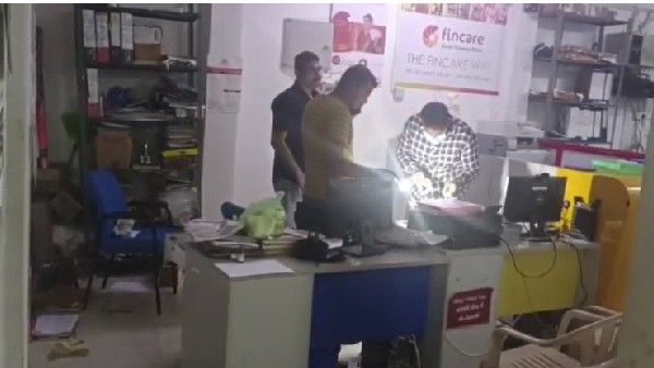 శ్రీకాళహస్తి ఫిన్ కేర్ సంస్థలో చోరీ: 85లక్షల విలువైన ఆభరణాలు, 5లక్షల నగదు దోపీడీ