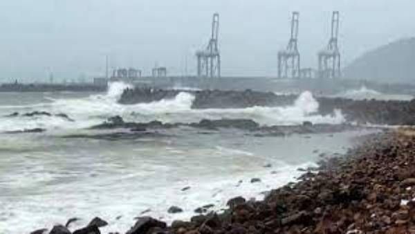 బాపట్ల-బందరు మధ్య తీరాన్ని తాకిన అసని తుపాన్-వాయుగుండంగా మార్పు-భారీవర్షాలు