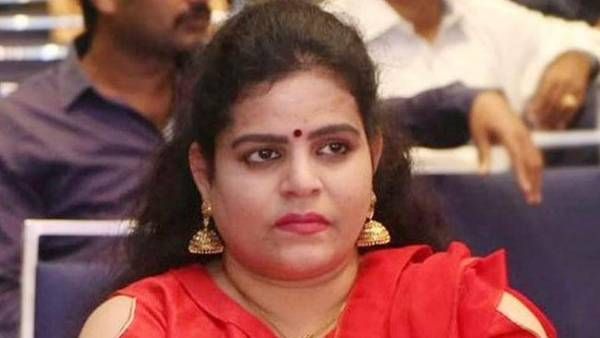 నా వేధింపుల వెనక టీఆర్ఎస్ నేతలు.!దత్తత తీసుకోలే.!పెంచుకోవట్లే.!కలిసి జీవిస్తున్నామన్న కరాటే కళ్యాణి.!