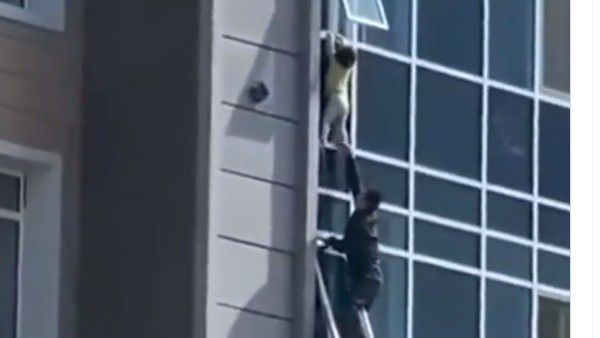 Viral Video:యువర్ గ్రేట్ సాబిత్, 8వ ప్లోర్‌లో వేలాడిన చిన్నారిని కాపాడిన రియల్ హీరో..