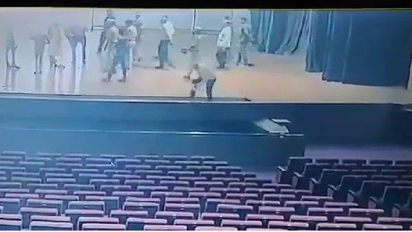 మాదాపూర్ శిల్పకళావేదిక స్టేజ్ నుండి పడిపోయి ఐబీ డీఎస్పీ మృతి; హైదరాబాద్ లో విషాదం