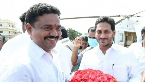 నరసాపురం వైసీపీ పోరు- ప్రసాదరాజుకు వ్యతిరేకంగా పావులు-సుబ్బారాయుడు గన్ మెన్ల తొలగింపు