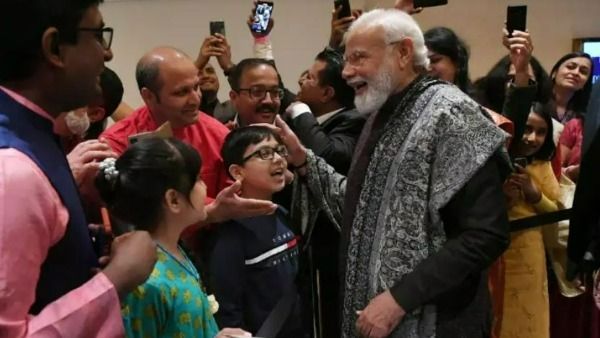 బెర్లిన్‌లో అడుగుపెట్టిన ప్రధాని మోడీ: దేశభక్తి గీతంతో ఆకట్టుకున్న బాలుడు, ప్రవాసుల జోష్
