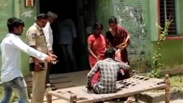 మంచం, దుప్పటి తెచ్చుకుని మరీ కుటుంబం వింత నిరసన; ఖమ్మం జిల్లాలో ఘటన