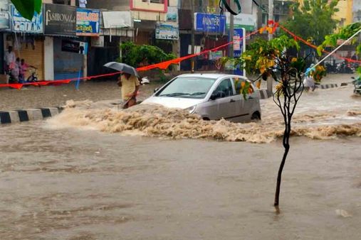 వర్ష బీభత్సం: నేలరాలిన వృక్షం.. మధ్యలో చిక్కుకున్న బస్సు (వీడియో)