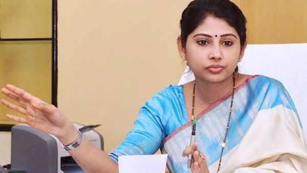 సీఎంవో ప్రత్యేకకార్యదర్శి స్మితా సబర్వాల్ కు షాక్ ..ప్రభుత్వానికి 15లక్షలు తిరిగివ్వాలని హైకోర్టు ఆదేశం