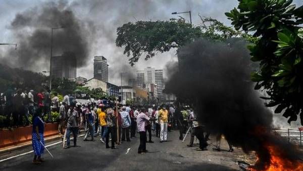 కాల్పులతో హింసాత్మకంగా మారిన నిరసనలు: శ్రీలంక అధికార పార్టీ ఎంపీ అమరకీర్తి మృతి