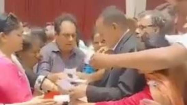 Viral video: మీరేమి టీచర్లురా అయ్యా.. ఫుడ్ కోసం కూడా ఎగబడి.. ఎక్కడంటే..?