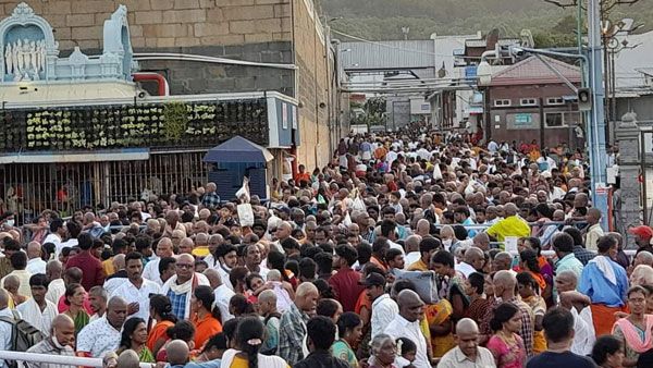 తిరుమలకు పోటెత్తిన భక్తజనం, దర్శనానికి 48గంటలు: కొండపైనే లక్షా 50వేల మంది భక్తులు