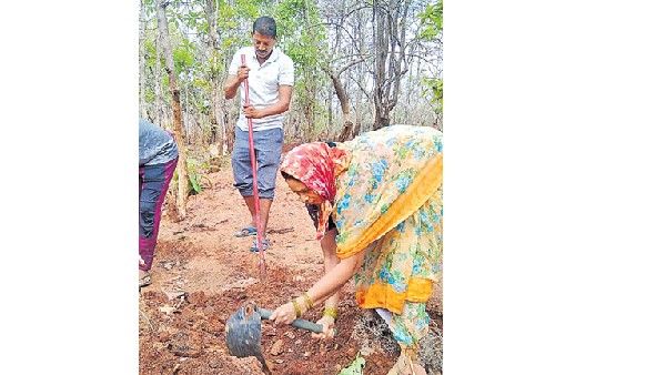 తెలంగాణాలో ఉపాధి కూలీలుగా గ్రామ సర్పంచ్ లు: కేసీఆర్ ప్రభుత్వ పల్లెప్రగతి ఇదేనా!!