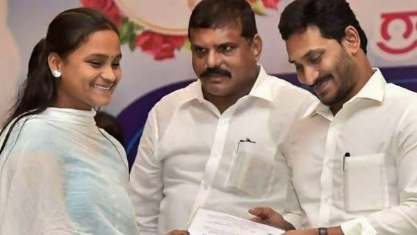 గ్రామ సచివాలయాల్లోనే పాస్‌పోర్టు : పాన్ కార్డు - ఆధారాలు సైతం: రైల్వే టిక్కెట్లు ఇక..!!