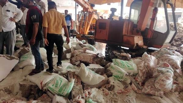 12 మంది మృతి.. ముగ్గురు చిన్నారులు సహా.. కూలిన గోడ.. ఎక్కడ అంటే..