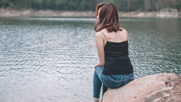 Lady: వాకింగ్ వెళ్లిన దంపతులు, చెరువులో కుర్చుని భర్తకు సినిమా చూపించిన భార్య, అసలు మ్యాటర్ వింటే!