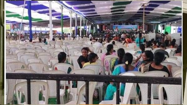 సీఎం ప్రసంగిస్తుండగా సభను వీడిన మహిళలు: తడబడిన జగన్, జనం పరార్ అంటూ లోకేష్ సెటైర్