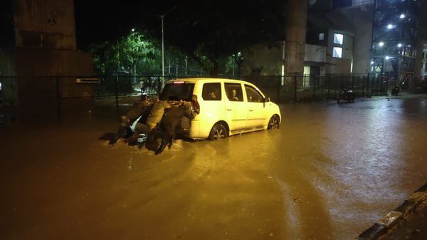 Rain: వాన దెబ్బతో ‘బెంగ’ పెట్టుకున్న ‘బెంగళూరు’ ప్రజలు, ఐటీ హబ్ లో ఎల్లో అలర్ట్, జలక్.. జలక్, నీళ్లలో !