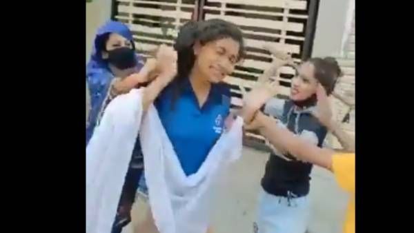 వీడియో: పిజ్జా డెలివరీ గర్ల్‌‌పై కర్రలతో నలుగురు మహిళల దాడి, అందరూ చూశారే కానీ