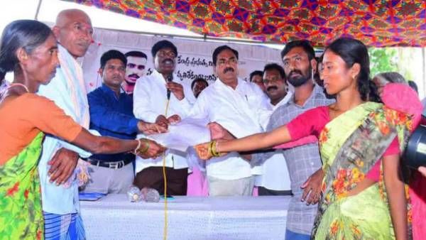 రాకేష్ కుటుంబానికి రూ. 25 లక్షల చెక్కు, సోదరుడికి ప్రభుత్వ ఉద్యోగం: ఆ ఊరికి ఎర్రబెల్లి వరం