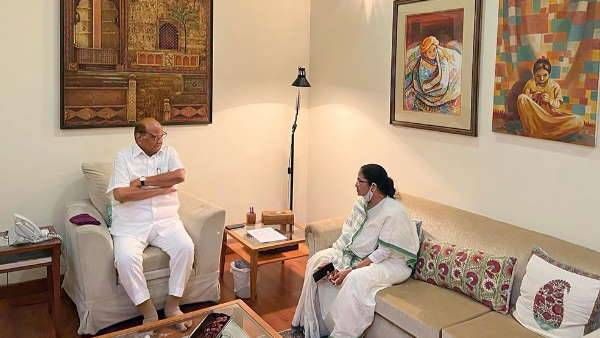 శరద్ పవార్‌తో మమతా బెనర్జీ భేటీ: రాష్ట్రపతి ఎన్నికపై చర్చ, ఢిల్లీ మీట్ ముందు కీలకంగా