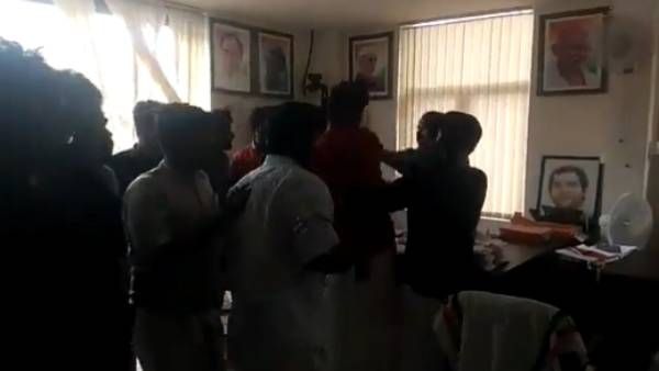 రాహుల్ గాంధీ వాయనాడ్ ఆఫీస్‌ ధ్వంసం, సిబ్బందిపై దాడి: ఎస్ఎఫ్ఐ గూండాలంటూ కాంగ్రెస్