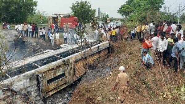 గోవా నుండి హైదరాబాద్‌కు వస్తుండగా ఘోరప్రమాదం, మంటల్లో కాలిపోయిన బస్సు.. ఏడుగురు దుర్మరణం!!