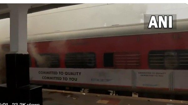 రైళ్లకు నిప్పు - రైళ్లు రద్దు : కొనసాగుతున్న నిరసనలు -సికింద్రాబాద్ లో రణరంగం..!!